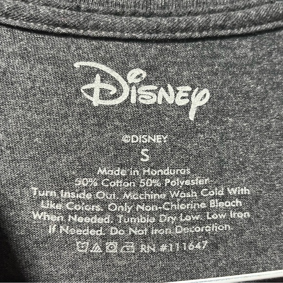 Disney T-shirt with Mickey and the gang. Size small. - Picture 5 of 5